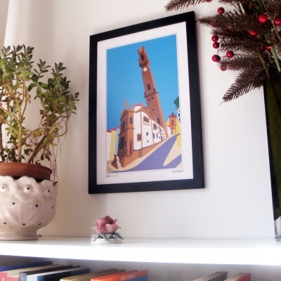 Quadro com ilustração estilizada de edifício com torre alta em moldura preta pendurado na parede