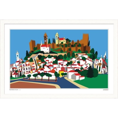 Ilustração de vila com casas brancas e telhados vermelhos, árvores e castelos sobre colina em moldura branca.