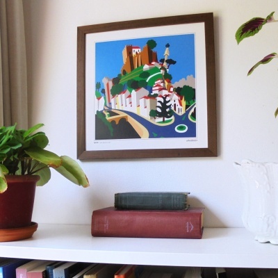 Quadro emoldurado com ilustração colorida de paisagem e estante com livros e plantas