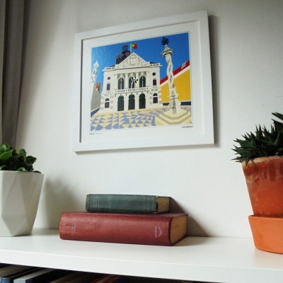 Quadro emoldurado com ilustração colorida e livros antigos numa prateleira com plantas