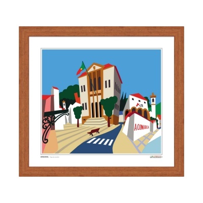 Ilustração colorida de uma praça com edifícios, árvores e um cão, emoldurada em madeira.