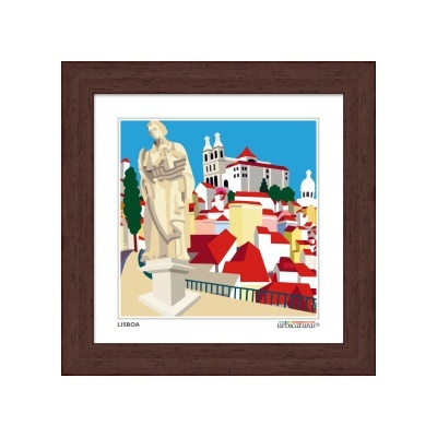 Ilustração digital de Lisboa com estátua e casas vermelhas numa moldura castanha de madeira.