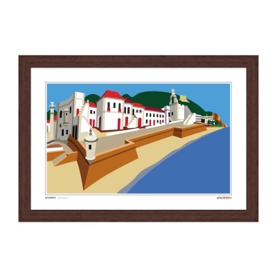 Ilustração digital colorida de cenário costeiro com edifícios e mar em quadro com moldura castanha