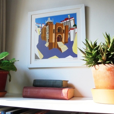 Quadro decorativo com ilustração de edifício antigo e plantas em vasos numa prateleira