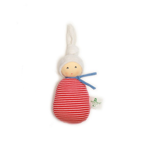 Boneco de tecido vermelho e branco com rosto e chapéu branco