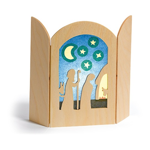 Silhueta Chegada ao Estábulo em Madeira Ostheimer (Enfeite de Natal) Adorno de madeira com recorte de presépio e figuras em fundo azul com estrelas.