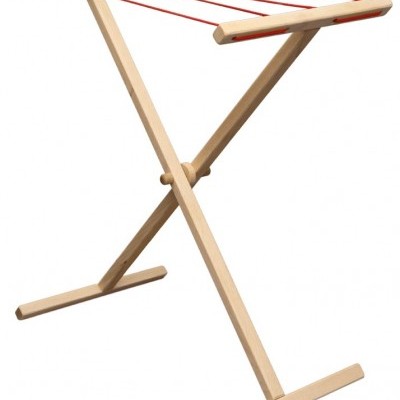 Estendal de roupa em madeira clara com cordas vermelhas