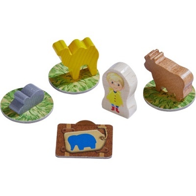 Figuras de madeira coloridas de animais e uma personagem com base decorada