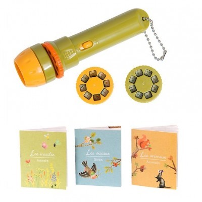 Lanterna verde com discos de lentes e três pequenos livros infantis coloridos.