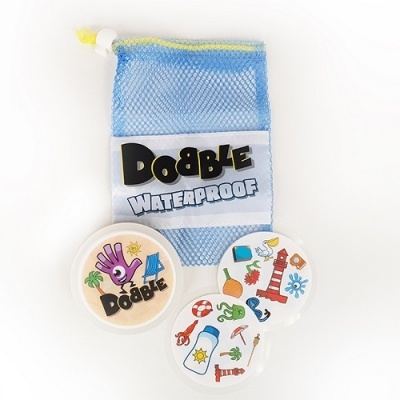 Jogo Dobble Waterproof com saco de rede azul e discos coloridos.