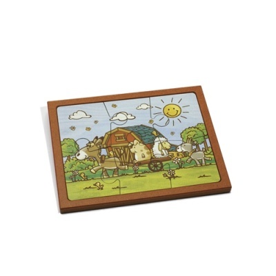 Puzzle de madeira com imagem de vacas numa quinta sob céu azul e sol