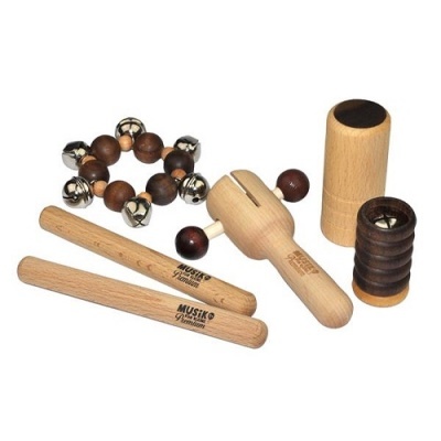Conjunto de instrumentos musicais infantis em madeira clara e escura com sinos metálicos.