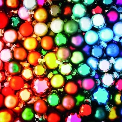 Bolas de Natal coloridas e brilhantes organizadas próximas numa superfície escura