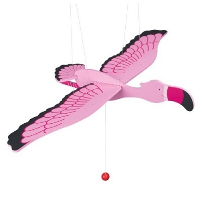 Pássaro de brinquedo cor-de-rosa com detalhes em preto pendurado por fios