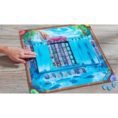 Jogo de tabuleiro com dominó e tema de cascatas em mesa de madeira