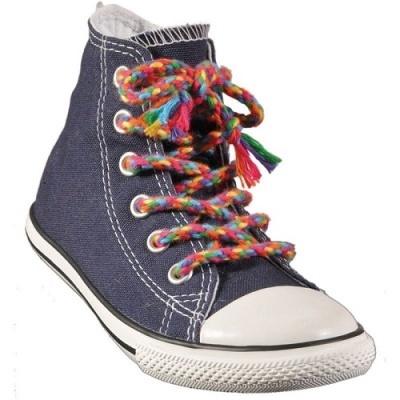 Ténis de cano alto azul-escuro com atacadores coloridos e sola branca