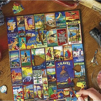 Imãs de geladeira coloridos com destinos turísticos organizados sobre mesa de madeira com binóculos e objetos ao redor.