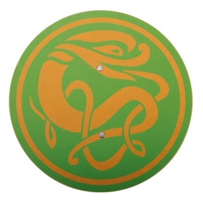 Disco verde com padrão laranja e dois pregos prateados