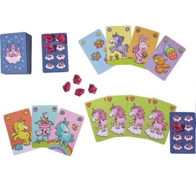 Cartas de jogo com várias personagens coloridas, pedras vermelhas translúcidas sobre fundo branco