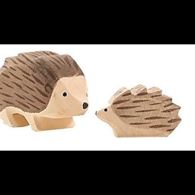 Duas figuras de ouriço em madeira pintada, uma maior e outra mais pequena