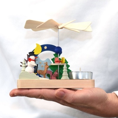 Carrilhão artesanal de madeira com figuras coloridas e vela de chá