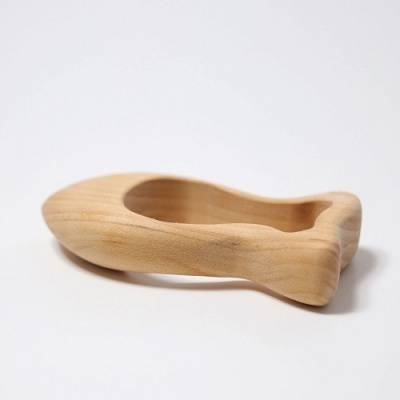 Suporte em madeira clara com cavidade central sobre superfície branca