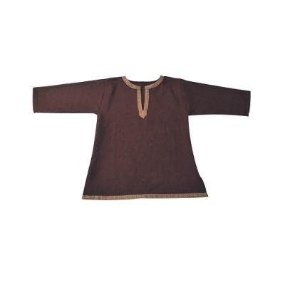 Túnica castanha de manga comprida com detalhes dourados na gola e bainha