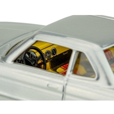 Modelo miniatura de carro prateado com interior amarelo e estofos xadrez vermelho e preto