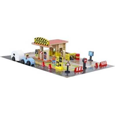 Brinquedo de posto de combustível em madeira com sinais de trânsito e carro azul
