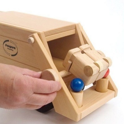 Camião de brinquedo em madeira clara com figuras geométricas coloridas