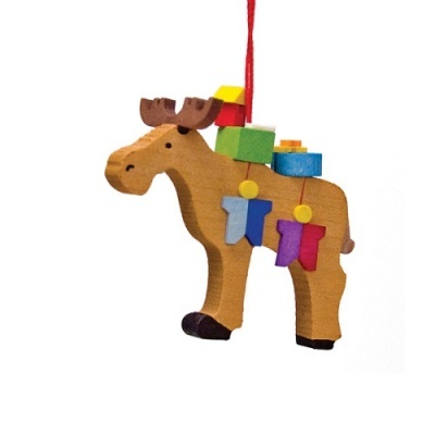 Enfeite de rena de madeira com detalhes coloridos e fio vermelho para pendurar