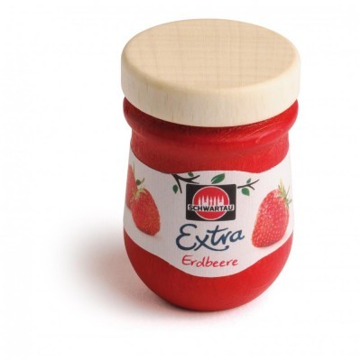 Frasco vermelho de geleia de morango com tampa de madeira clara e etiqueta branca com texto e imagens de morangos.