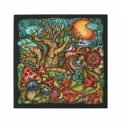 lenço quadrado colorido com desenho de árvore, cogumelos, flores e sol