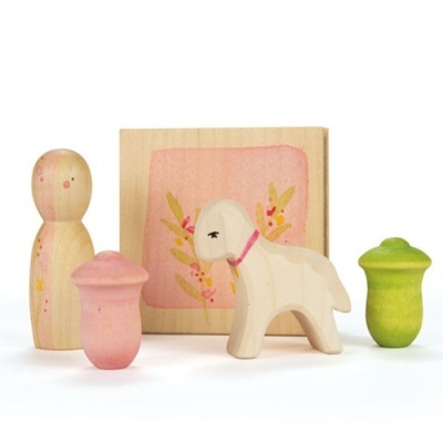 Brinquedos em madeira com figura humana, cabra, cogumelos e placa decorativa