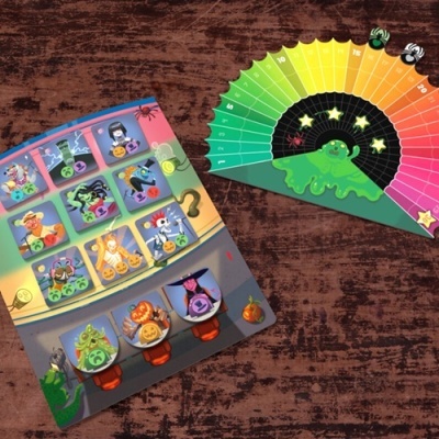 Jogo de cartas colorido com ilustrações de monstros e tema de Halloween