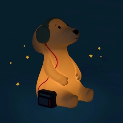 Luminária urso com fones de ouvido e rádio, fundo escuro com estrelas