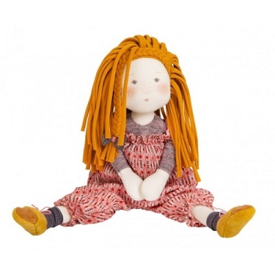 Boneca de tecido com vestido rosa e cabelo laranja em fundo branco