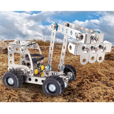 Veículo de construção metálico com rodas pretas e detalhes amarelos em fundo de terra