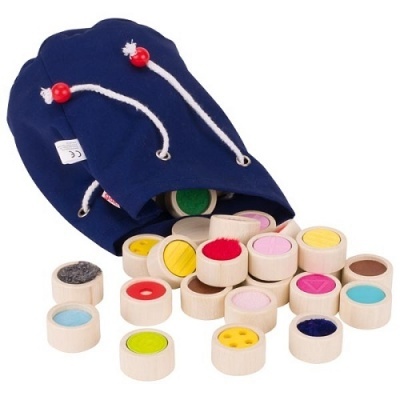 Peças de madeira coloridas com saco azul de cordões