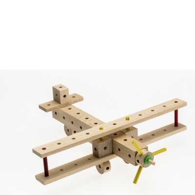 Avião biplano de madeira clara com hélice amarela