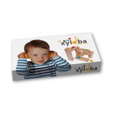 Caixa branca de brinquedo de madeira com imagem de criança e brinquedo xyloba