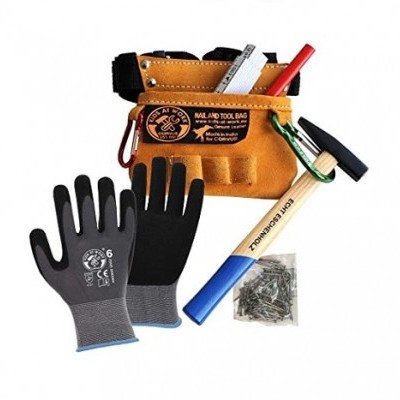 Conjunto de ferramentas com mala castanha, martelo azul e branco, luvas cinza e preto, saco de pregos