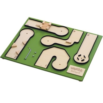 Tabuleiro de jogo em madeira clara com base verde e peças numeradas