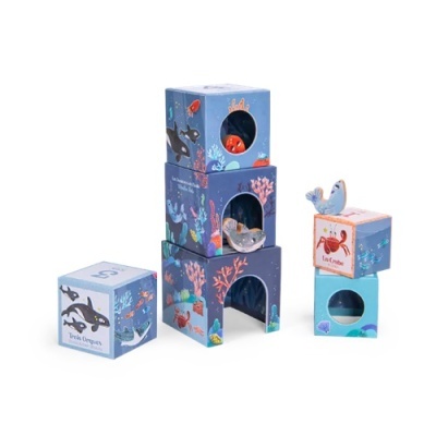 Cubos de empilhar em madeira com temática marinha e figuras de animais.