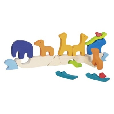 Brinquedos de madeira coloridos em formas de animais sobre fundo branco