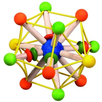 Brinquedo geométrico colorido de madeira com bolas e elásticos formando uma estrutura tridimensional