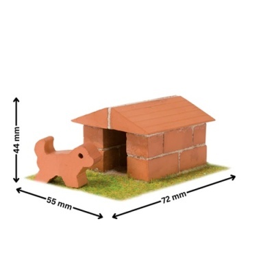 Miniatura de casa de cão em tijolos com figura de cão castanha e base verde