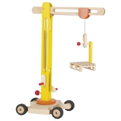 Grua de brinquedo em madeira com estrutura amarela e rodas pretas
