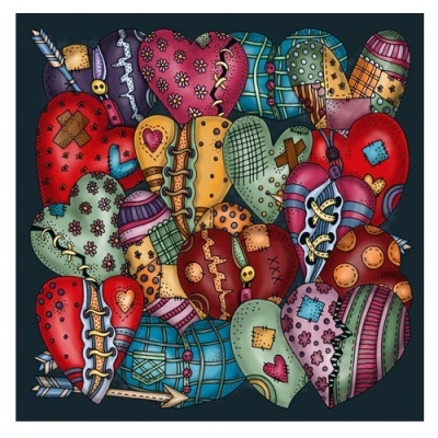 Corações patchwork coloridos com padrões variados sobre fundo escuro