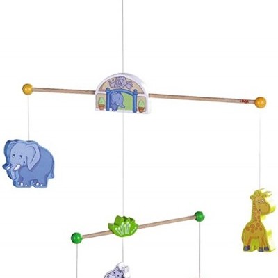 Mobile infantil de madeira com animais da selva coloridos pendurados